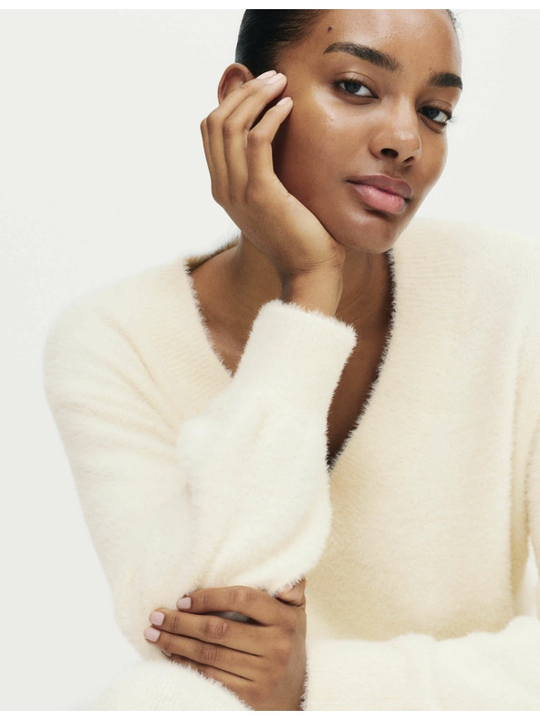 Marks & Spencer Marks & Spencer kényelmes V-nyakú kötött pehelytop krémszínű