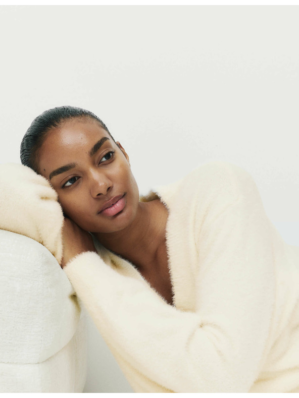 Marks & Spencer Marks & Spencer kényelmes V-nyakú kötött pehelytop krémszínű