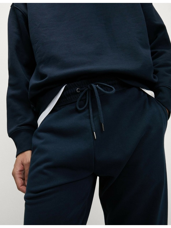 Marks & Spencer Egyenes szárú melegítőnadrág húzózsinórral és magas pamuttartalommal Marks & Spencer tengerészkék