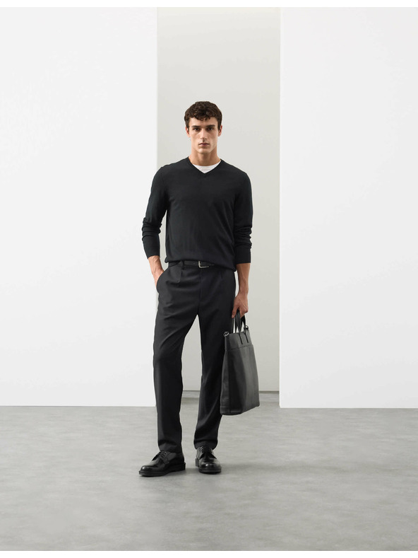 Marks & Spencer V-nyakú pulóver tiszta rendkívül finom merino gyapjúból, Marks & Spencer fekete