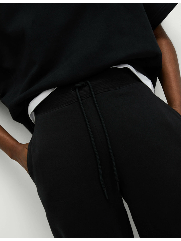 Marks & Spencer Mandzséta végű melegítőnadrág magas pamuttartalommal és húzózsinórral, Marks & Spencer fekete