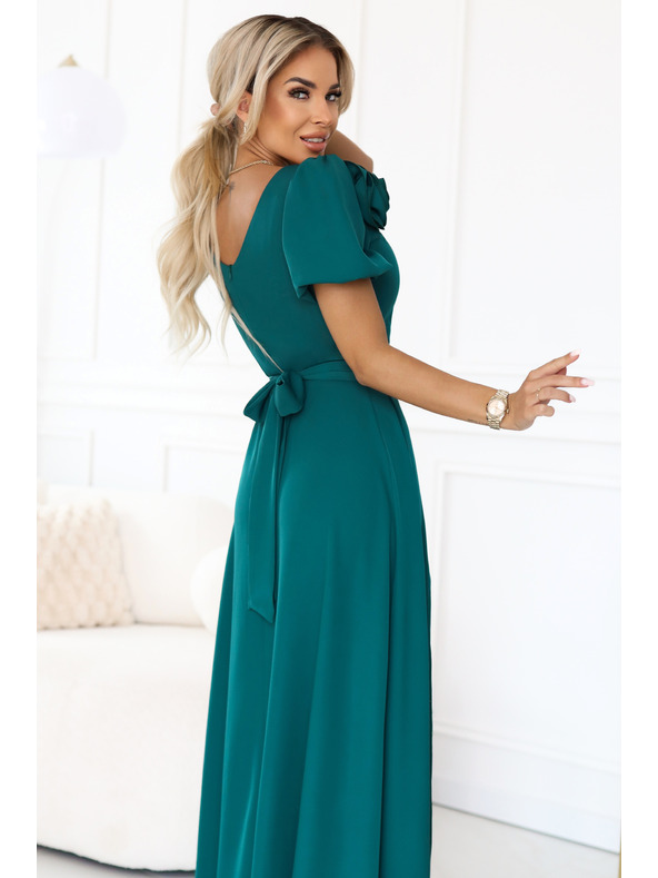 numoco Elegáns hosszú estélyi ruha virággal, övvel és magas hasítékkal - palackzöld