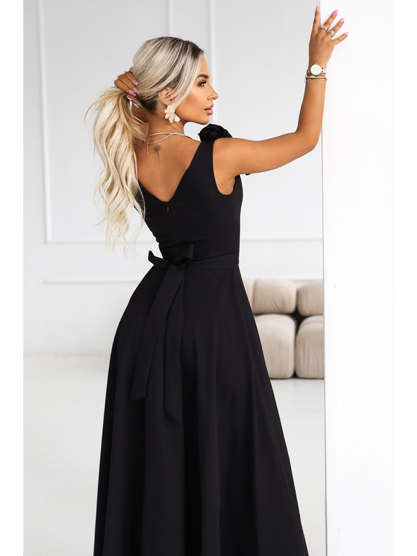 numoco Elegáns maxi estélyi ruha hasítékkal és rózsákkal - klasszikus fekete