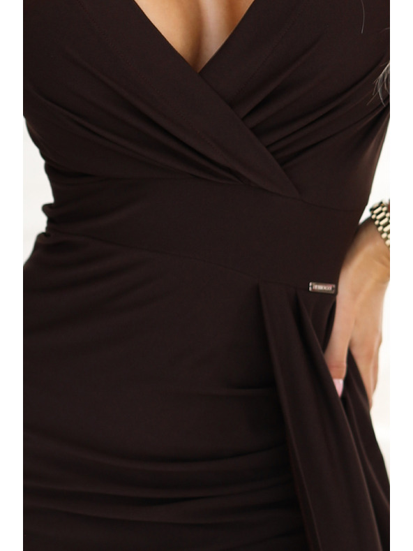 numoco Elegáns hosszú ruha átlapolt dekoltázzsal és oldalhasítékkal - csokoládébarna