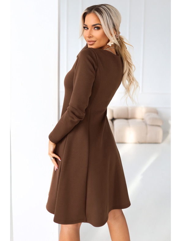 numoco IVANA kényelmes trapéz ruha dekoltázzsal és hosszú ujjal - csokoládébarna