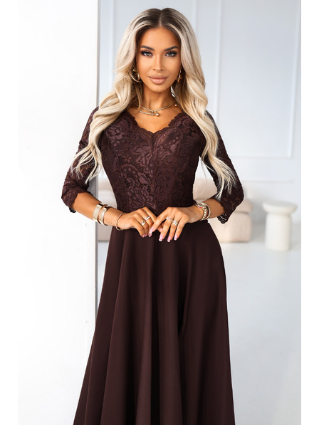 numoco AMBER Elegáns hosszú csipke ruha kivágással - csokoládébarna