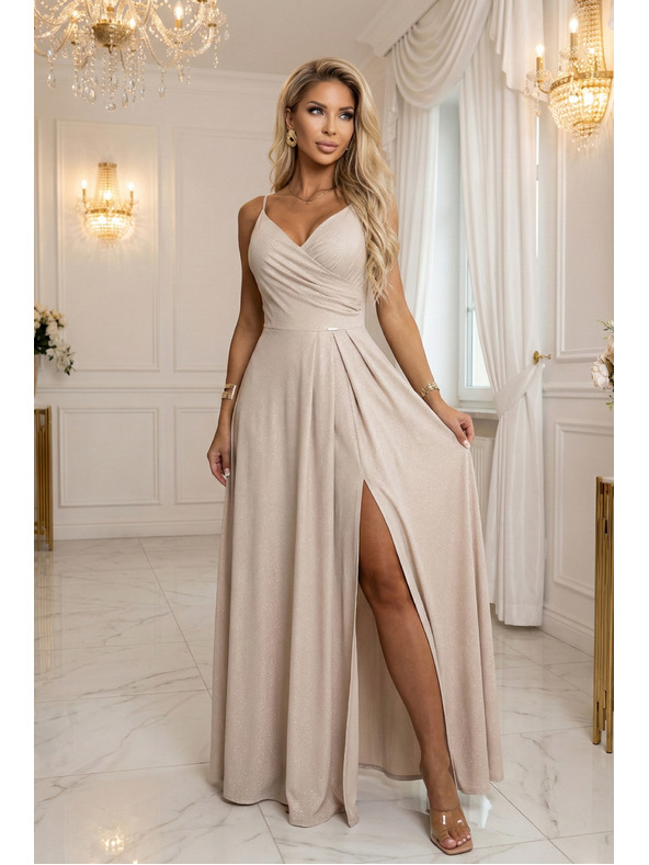 numoco CHIARA Maxi ruha spagettipánttal, átlapolós dekoltázzsal és oldalsó hasítékkal - pezsgő bézs csillogós