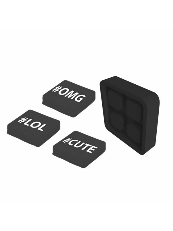 PIXIE CREW PIXIE CREW jelvény Hashtags motívummal, fekete