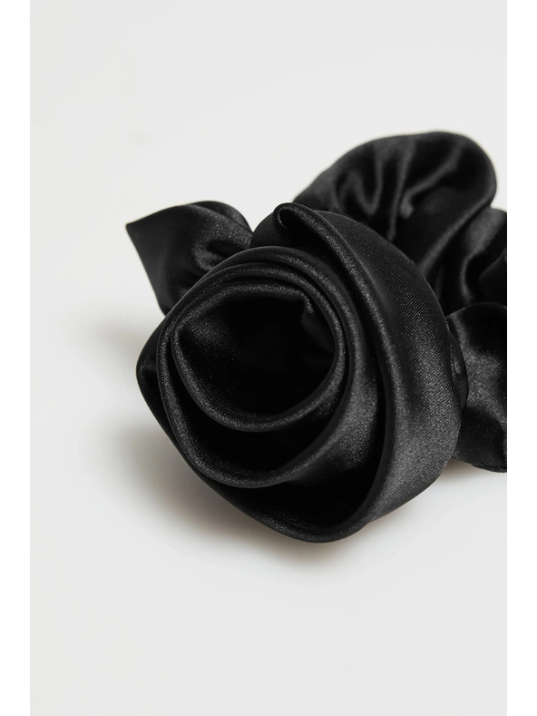 Moodo Hajgumi rózsával Moodo