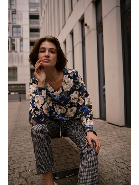 Moodo V-nyakú virágos kapucnis pulóver fekete Moodo