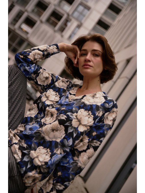 Moodo V-nyakú virágos kapucnis pulóver fekete Moodo