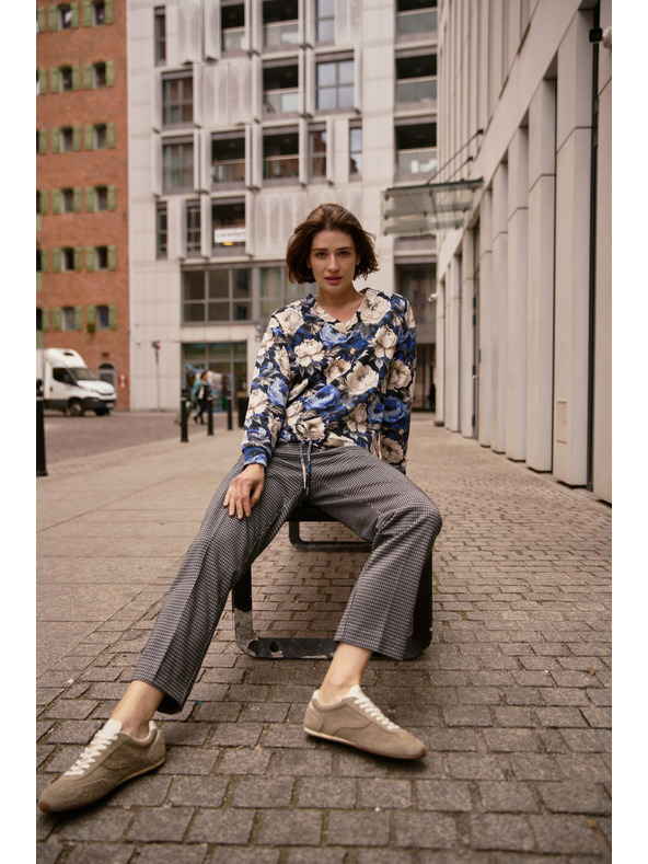 Moodo V-nyakú virágos kapucnis pulóver fekete Moodo