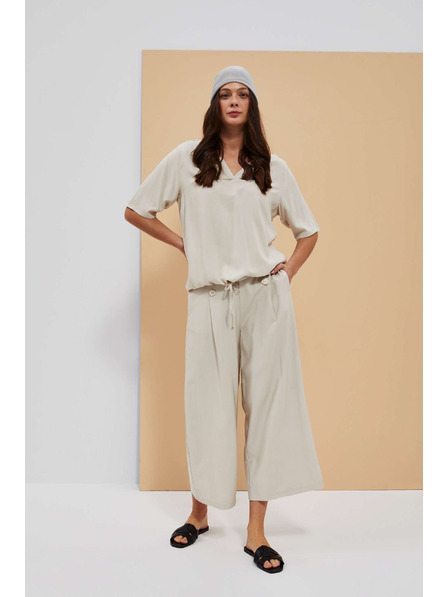 Moodo Homokbarna ing Moodo derékkötővel és V-nyakkivágással