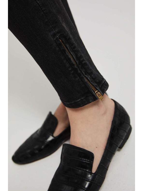 Moodo Fekete skinny farmer Moodo