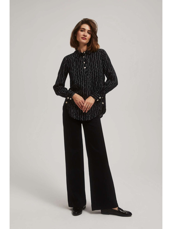 Moodo Fekete blúz díszgombokkal és finom mintával Moodo