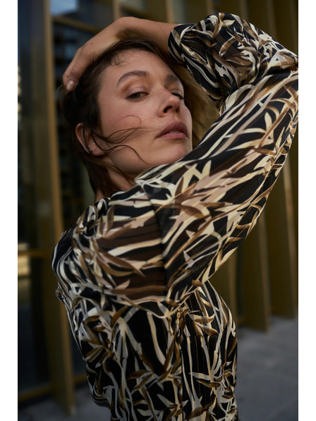 Moodo Fekete ruha növényi mintával és övvel Moodo