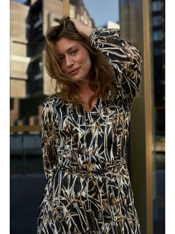 Moodo Fekete ruha növényi mintával és övvel Moodo