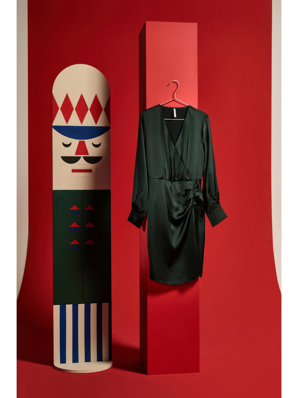 Moodo Zöld ruha csípőrészén ráncolt Moodo