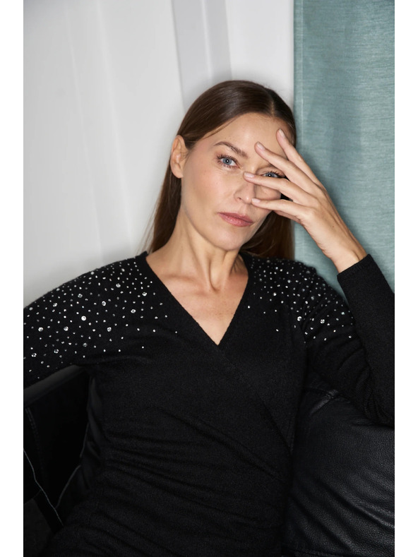 Moodo Testhez álló fekete ruha díszítéssel Moodo