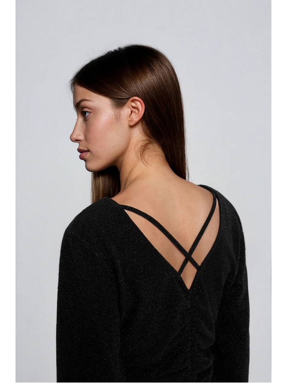 Moodo Testhez álló fekete ruha Moodo