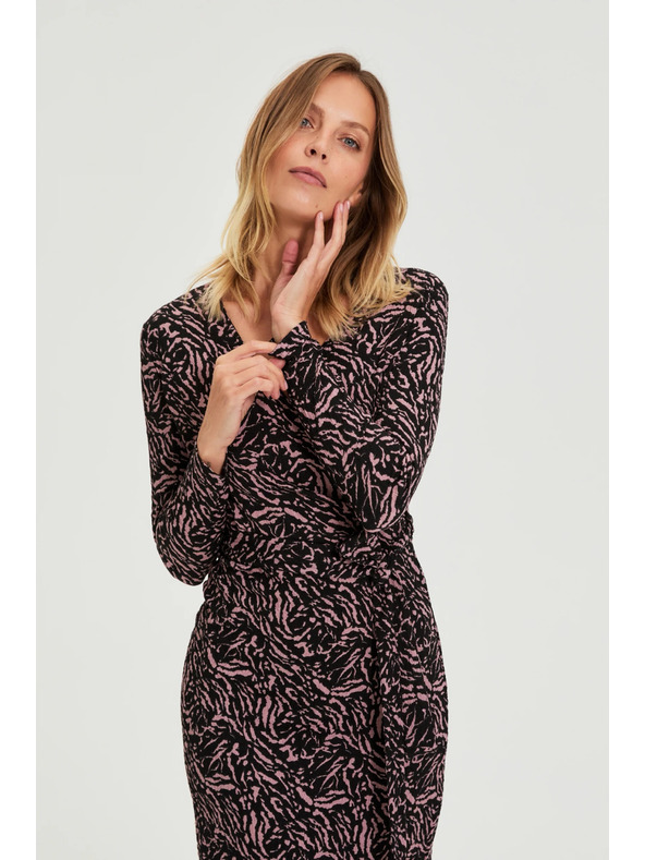 Moodo Testhez álló fekete ruha Moodo