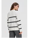Moodo Fehér csíkos pulóver leengedett vállvonallal Moodo