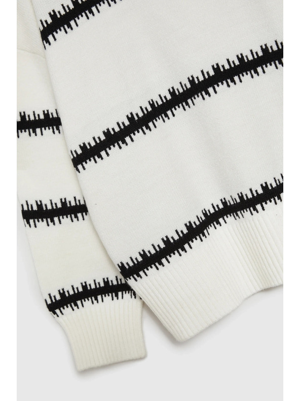 Moodo Fehér csíkos pulóver leengedett vállvonallal Moodo