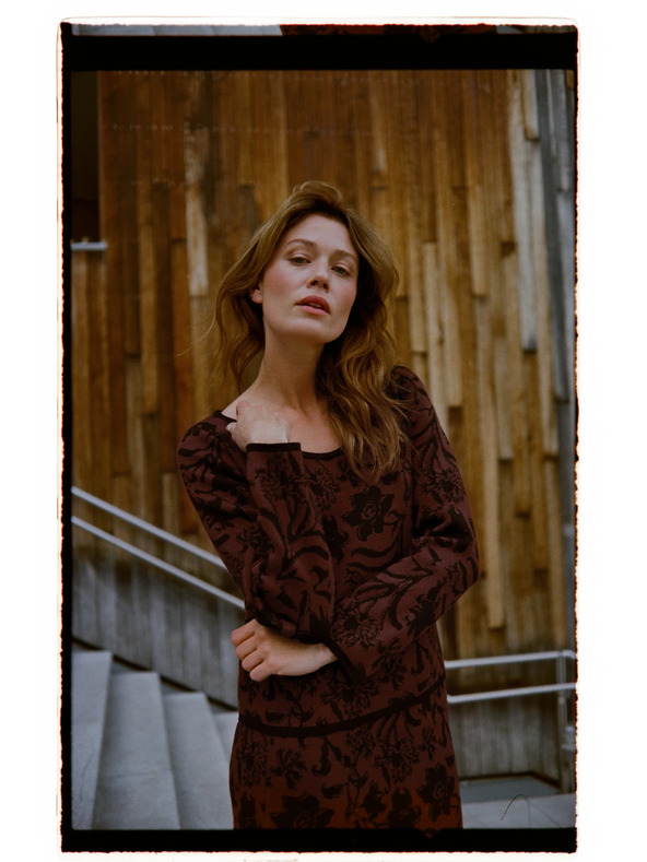 Moodo Barna Moodo pulóver növényi mintával