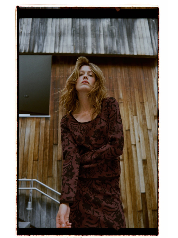 Moodo Barna Moodo pulóver növényi mintával