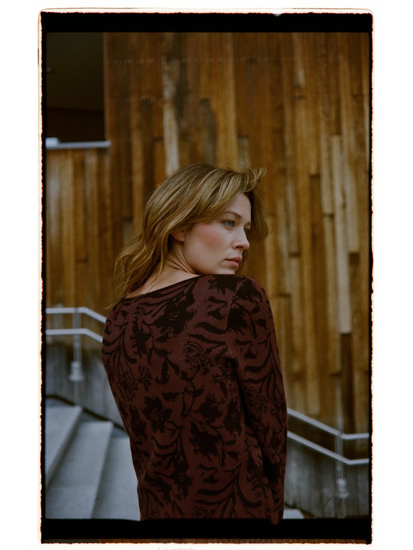 Moodo Barna Moodo pulóver növényi mintával