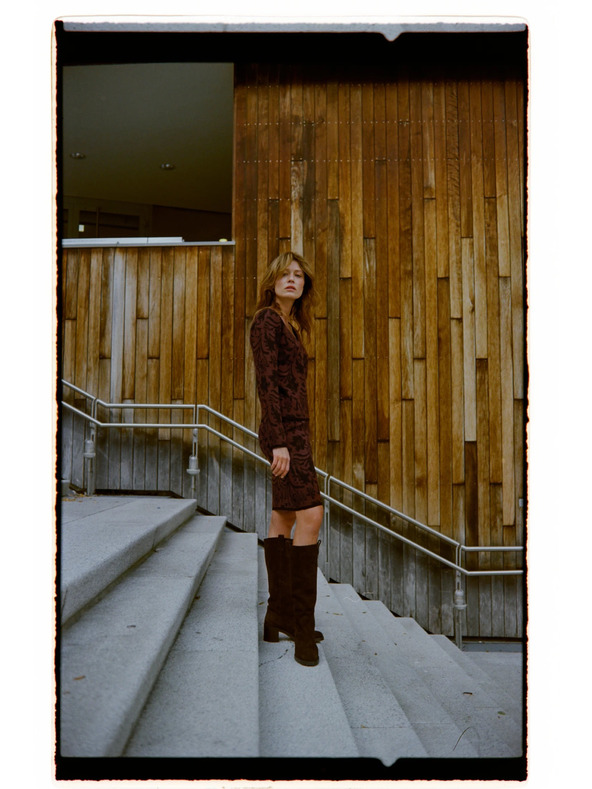 Moodo Barna Moodo pulóver növényi mintával