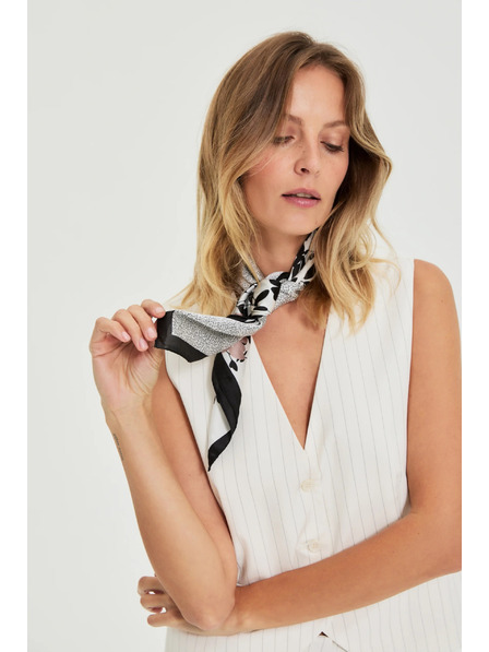 Moodo Fekete virágmintás kendő Moodo