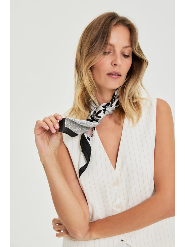 Moodo Fekete virágmintás kendő Moodo