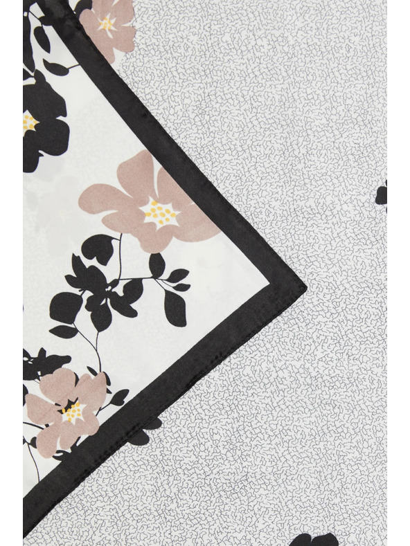 Moodo Fekete virágmintás kendő Moodo