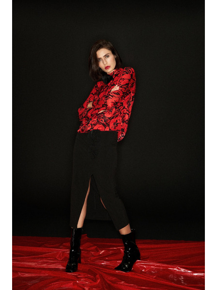 Moodo Fekete szoknya díszrózsával és hasítékkal Moodo