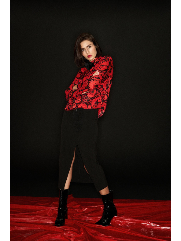 Moodo Fekete szoknya díszrózsával és hasítékkal Moodo