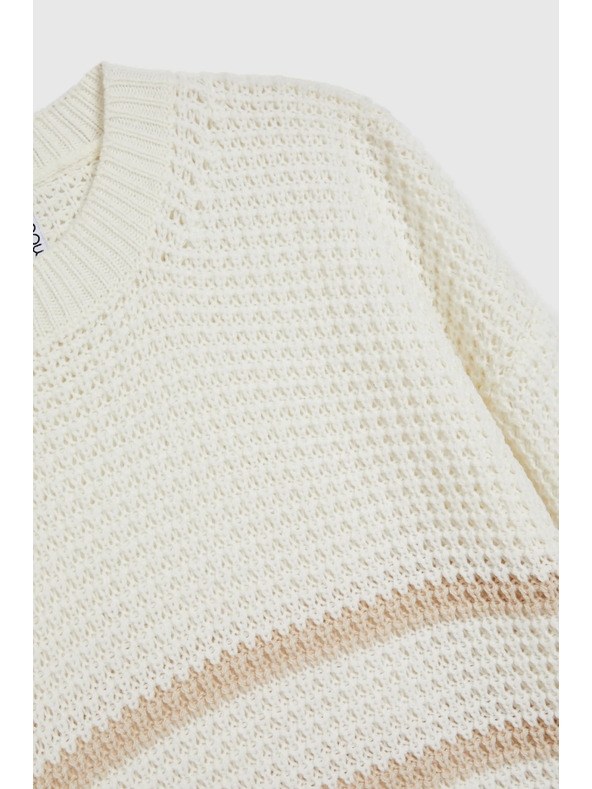 Moodo Bézs pulóver csíkokkal és kerek nyakkivágással Moodo