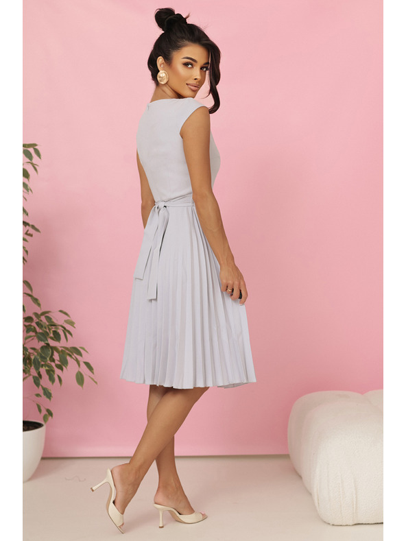 numoco LILA Pliszírozott ruha rövid ujjakkal és övvel - szürke