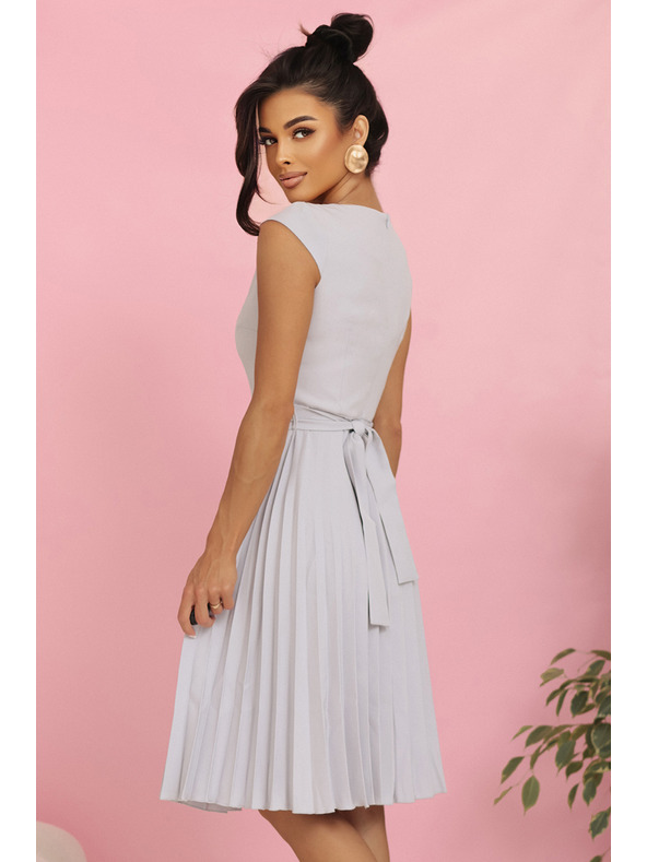 numoco LILA Pliszírozott ruha rövid ujjakkal és övvel - szürke