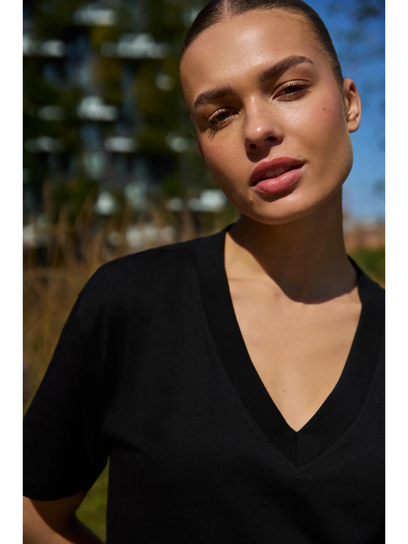 Moodo Pamutból készült blúz V-nyakkal fekete Moodo