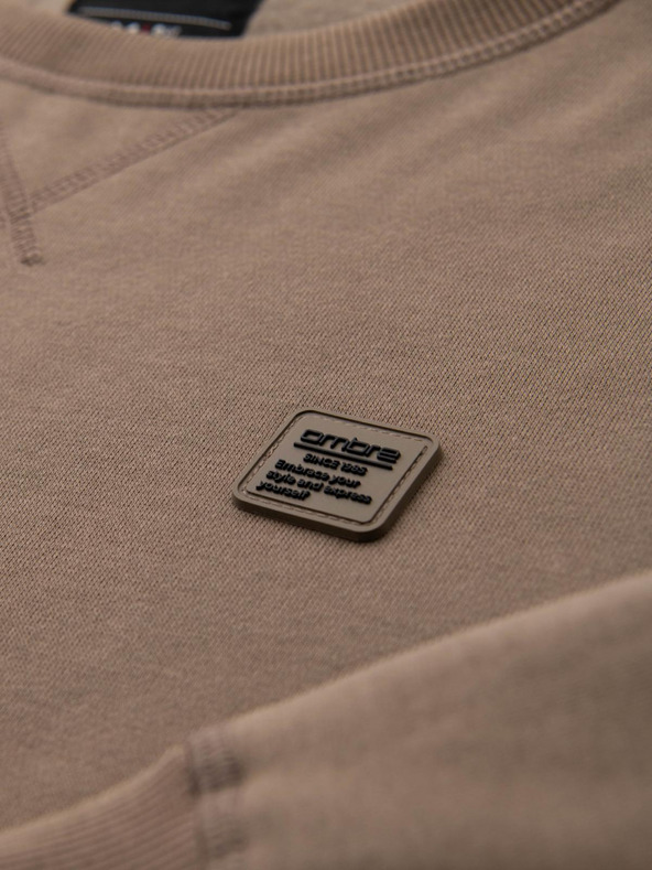 Ombre Clothing Klasszikus férfi pulóver kerek nyakkal - világos barna V3 OM-SSNZ-0243 Ombre Clothing