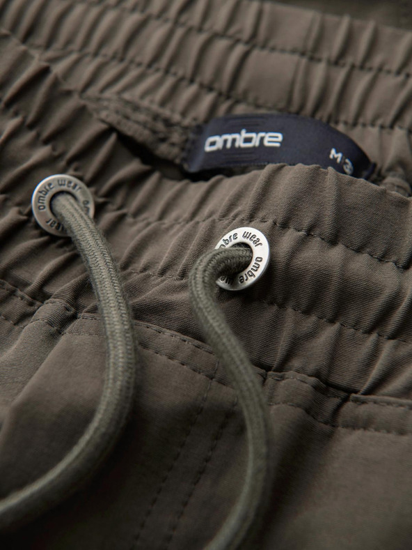 Ombre Clothing Férfi jogging nadrág zsebekkel és nyomtatással sötét olívazöld Ombre ruházat