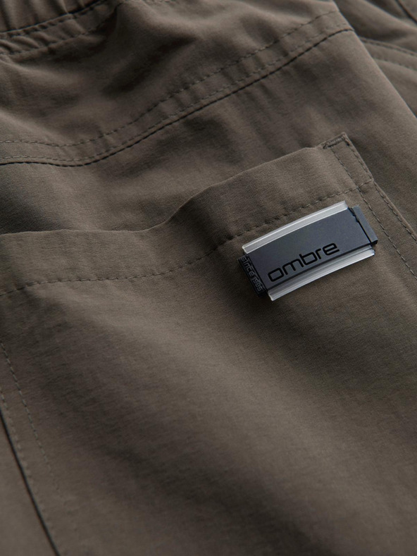 Ombre Clothing Férfi jogging nadrág zsebekkel és nyomtatással sötét olívazöld Ombre ruházat