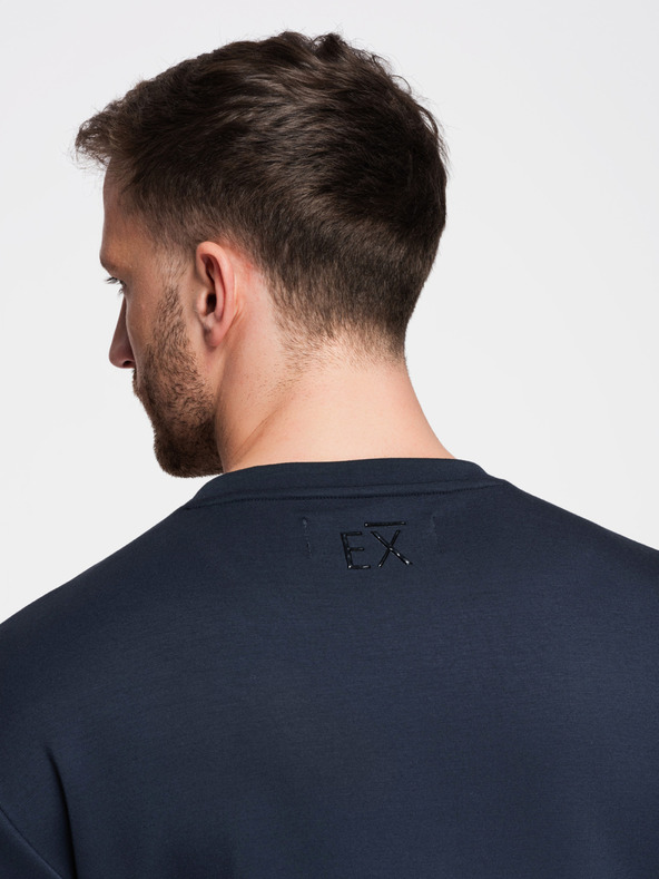 Ombre Clothing Férfi pulóver fényes mellnyomattal - sötétkék V4 OM-SNBC-0199 Ombre Clothing