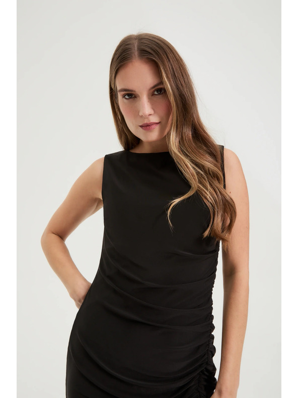 Moodo Testhez illeszkedő ráncokkal díszített ruha fekete Moodo