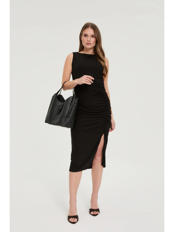 Moodo Testhez illeszkedő ráncokkal díszített ruha fekete Moodo