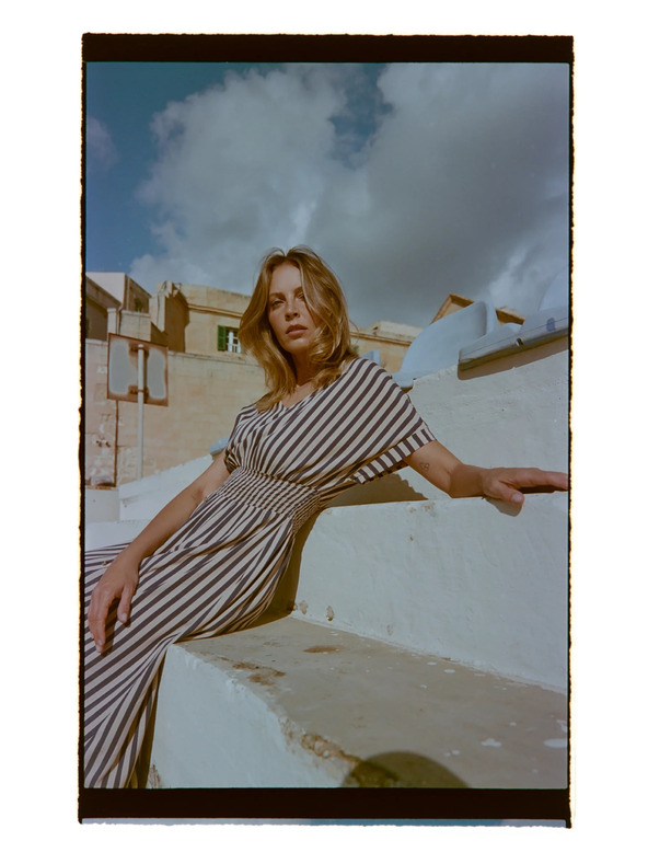 Moodo Viszkóz ruha csíkos sötétkék Moodo