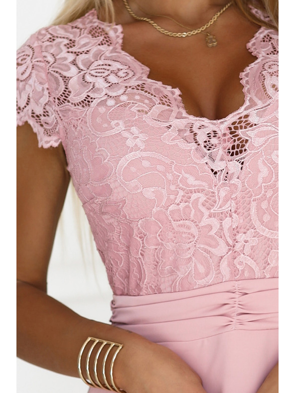 numoco Világos rózsaszín selyem ruha csipkés nyakkivágással