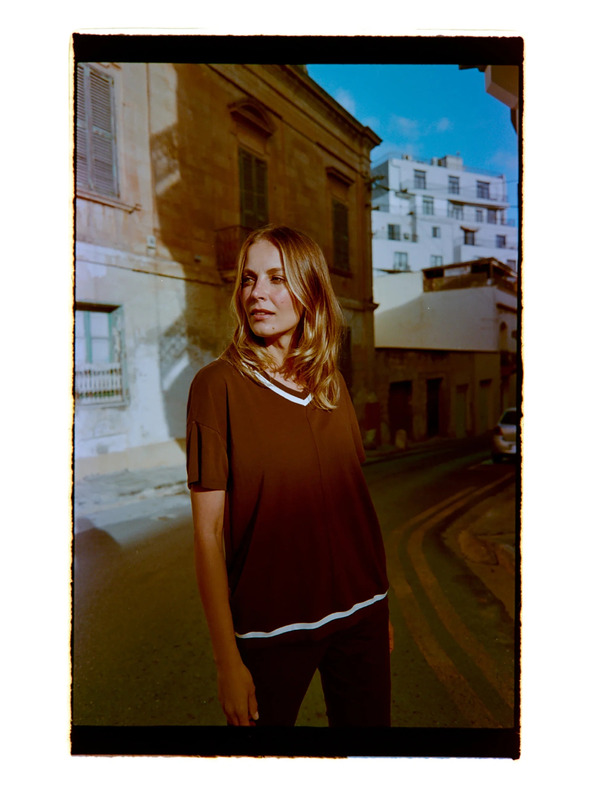 Moodo Blúz nyakkivágással barna Moodo