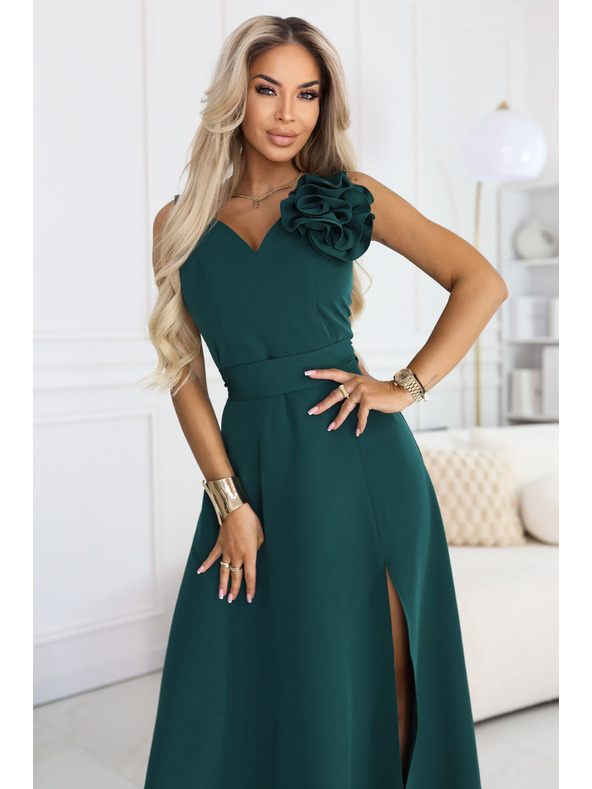 numoco Romantikus maxi ruha virággal a vállán nyitott részlettel - sötétzöld